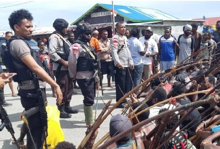 Polisi berupaya mendamaikan pertikaian antar dua kelompok masyarakat di Kabupaten Nduga