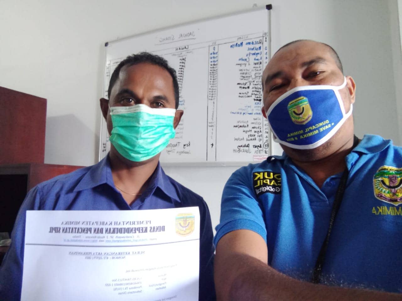 Silincah Petugas Silincah salahsatu layanan online Disdukcapil Kabupaten Mimika saat mengantar dokumen Adminduk milik salah seorang warga.