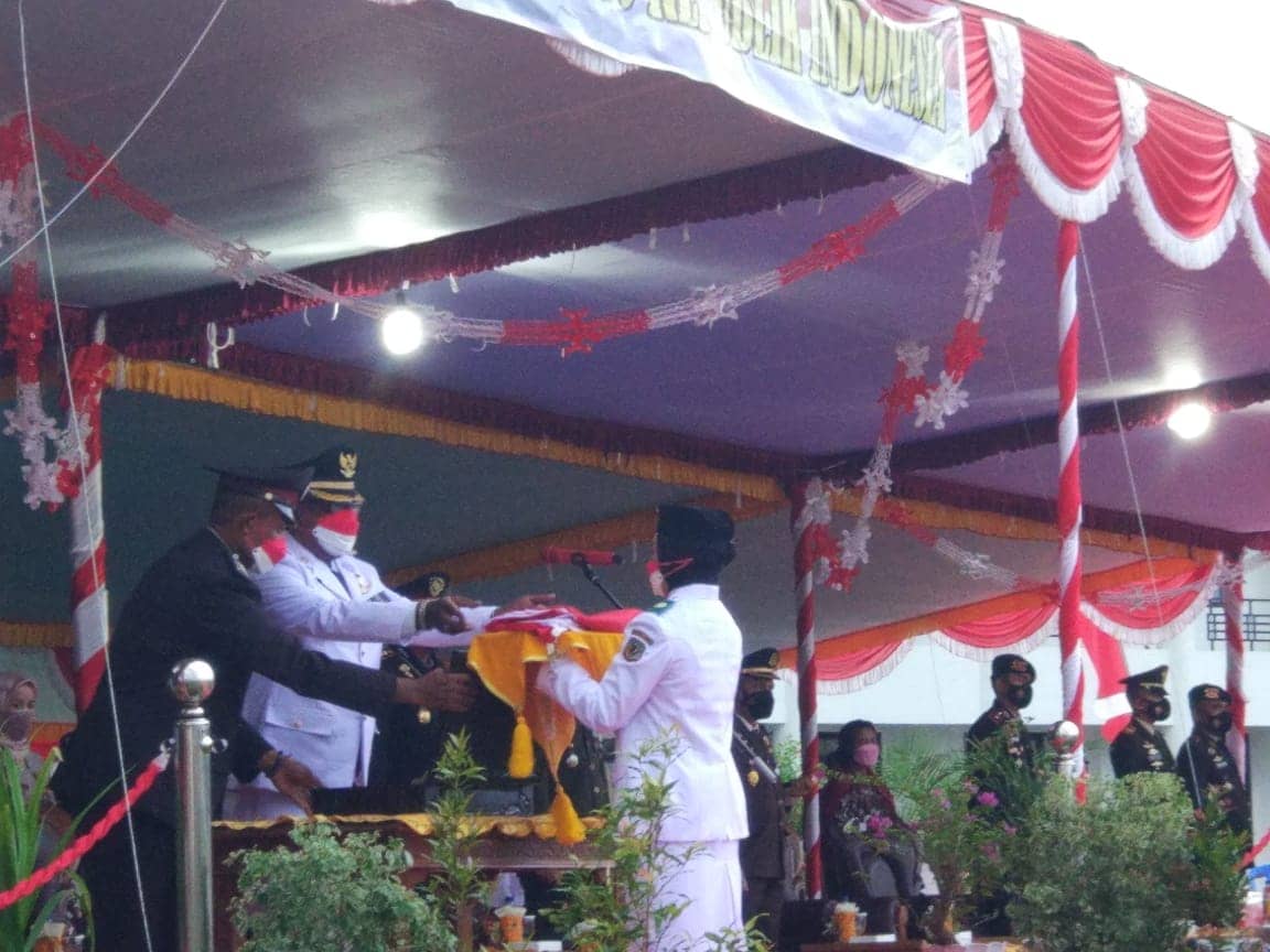 Wakil Bupati Mimika Johannes Rettob saat acara penurunan bendera