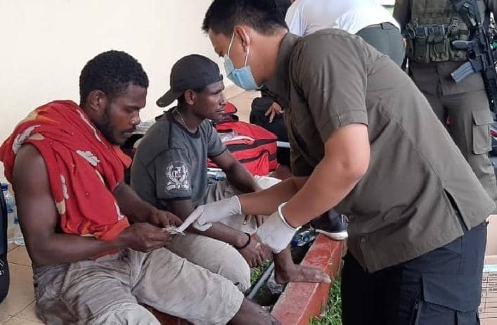 Tim Satgas Binmas Noken memberikan trauma healing kepada karyawan PT. Indo Mulia Baru di Dekai, pasca pembunuhan dua karyawannya oleh KKB.