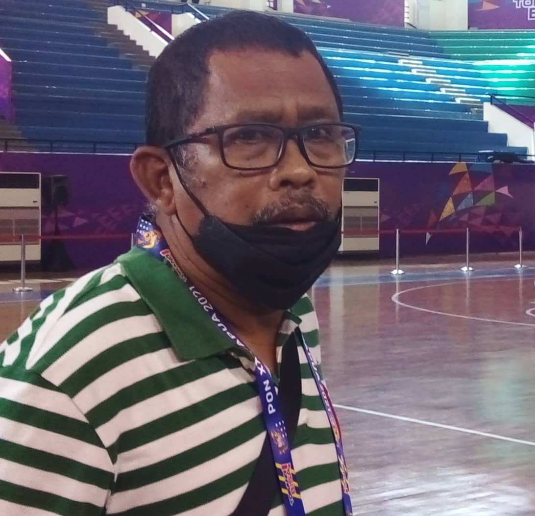 Drs. Endria Kenediane, Koordinator Bidang Peralatan dan Perlengkapan Cabang (Cabor) Basket, saat berada di venue Basket MSC Timika ( Foto Anius Nining/Fan Ambing)
