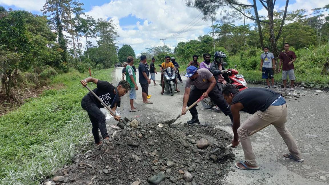 Ilustrasi berita Mimika: Polisi dan Puluhan Sopir Truk Tutup Jalan Berlubang Poros Mayon Hingga Perempatan Kuala Kencana