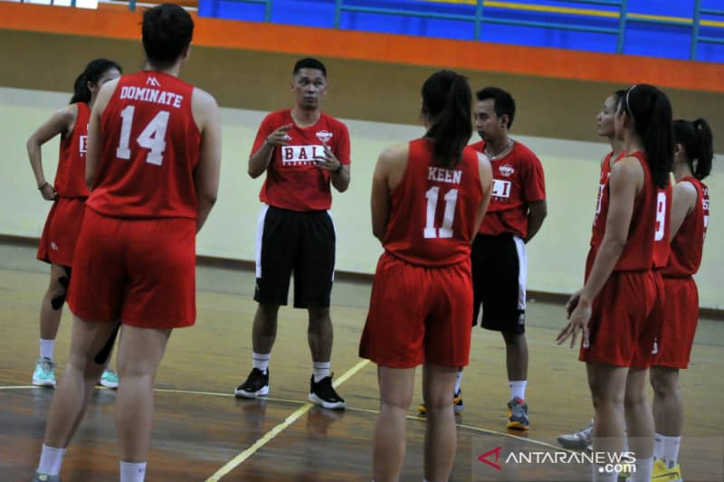 Pelatih tim basket putri Bali, Muflih Farhan (tengah) memberikan instruksi kepada para pemainnya