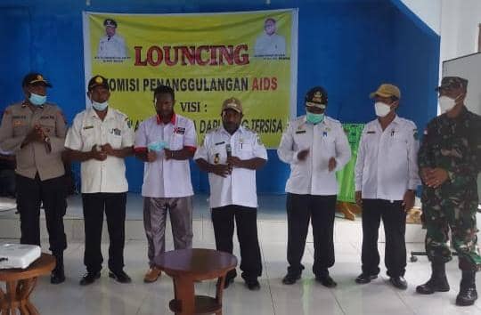 Bupati Nduga Wetius Nimiangge saat tandatangani MoU dengan KPA Nduga.