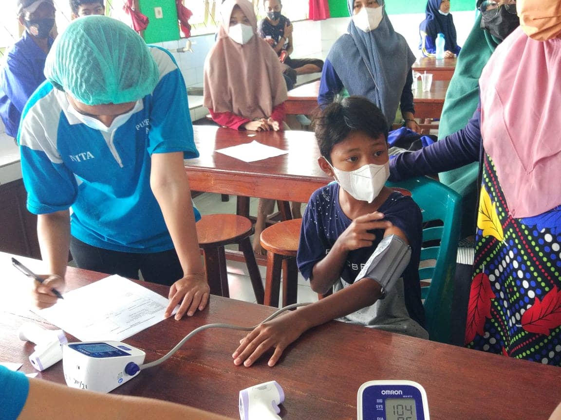 Siswa SMPN 5 menerima suntikan vaksin covid-19.