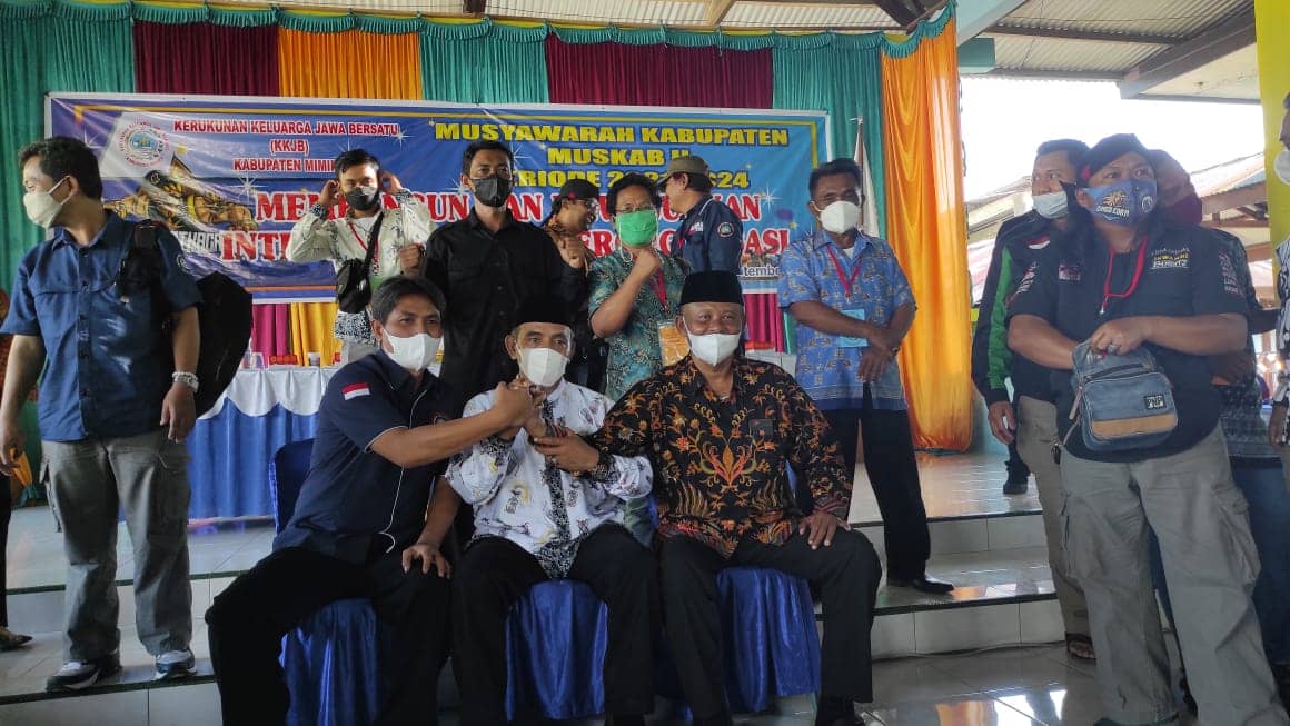 Ketua terpilih, H. Syaikuri (kiri), Ketua Panitia Muskab, H. Bahroni (tengah) dan H. Imam Parjono (kanan) saat melakukan salam komando.