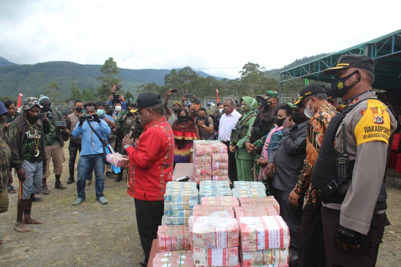 Bantuan dari Pemda dan DPRD Puncak Jaya Rp 12 miliar.