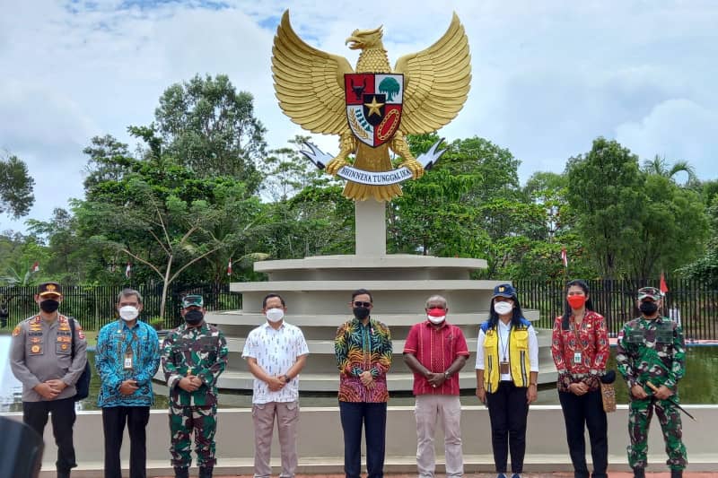 Menko Polhukam Mohammad Mahfud MD dan Mendagri Muhammad Tito Karnavian meninjau pembangunan Pos Lintas Batas Negara (PLBN) di perbatasan Indonesia dan Papua Nugini, Distrik Sota, Kabupaten Merauke