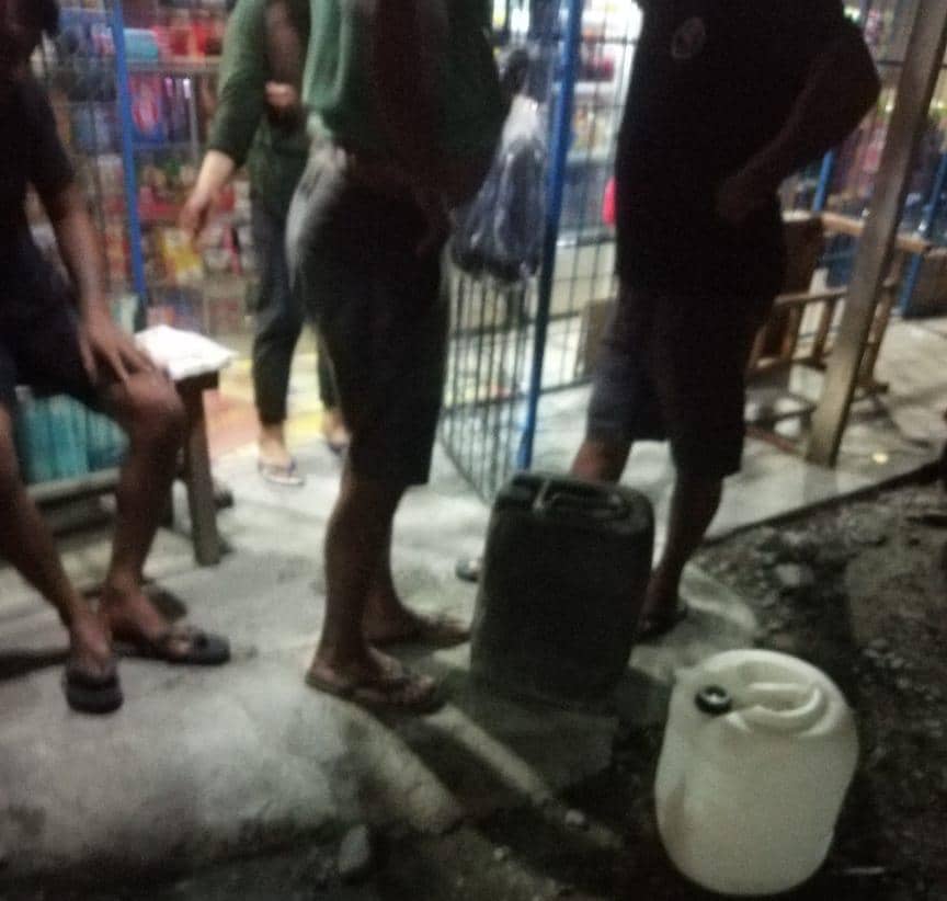 Penjualan BBM menggunakan jerigen di Jalan Budi Utomo ujung menuju SP 1.
