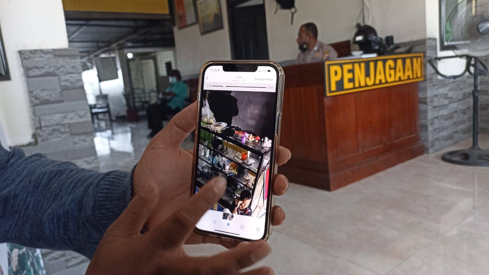 Ilustrasi berita Mimika: Coba Lihat Rekaman CCTV Ini !!! Seorang Pencuri di Timika Beraksi Saat Anak Asyik Main HP, Uang Jutaan Raib, Kenal Orangnya ?