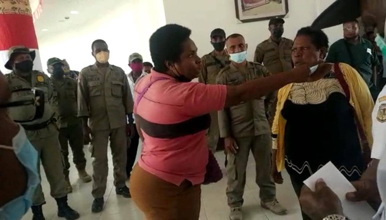 Ilustrasi berita Mimika: Ijin Tidak Keluar, Agen Minyak CV FAFI Demo Tuntut Kepastian Surat Ijin Lingkungan di Kantor Bupati Mimika