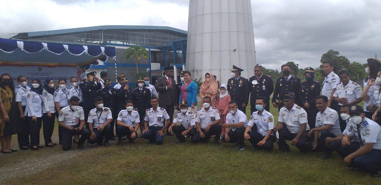 Wakil Bupati Mimika, Johannes Rettob S.Sos,MM foto bersama insan perhubungan.