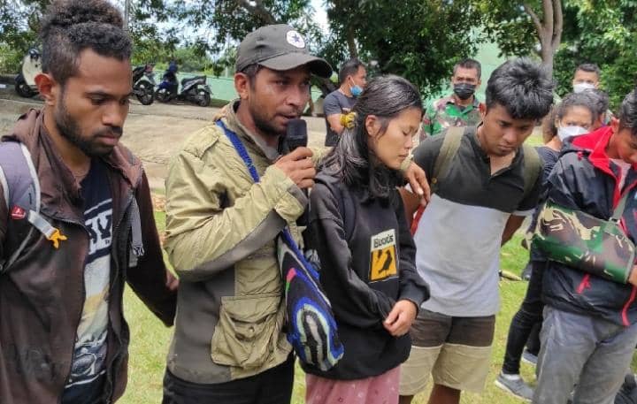 Tenaga kesehatan yang selamat dari aksi teror KKB di Kiwirok, Jumat (17/9) dievakuasi ke Jayapura