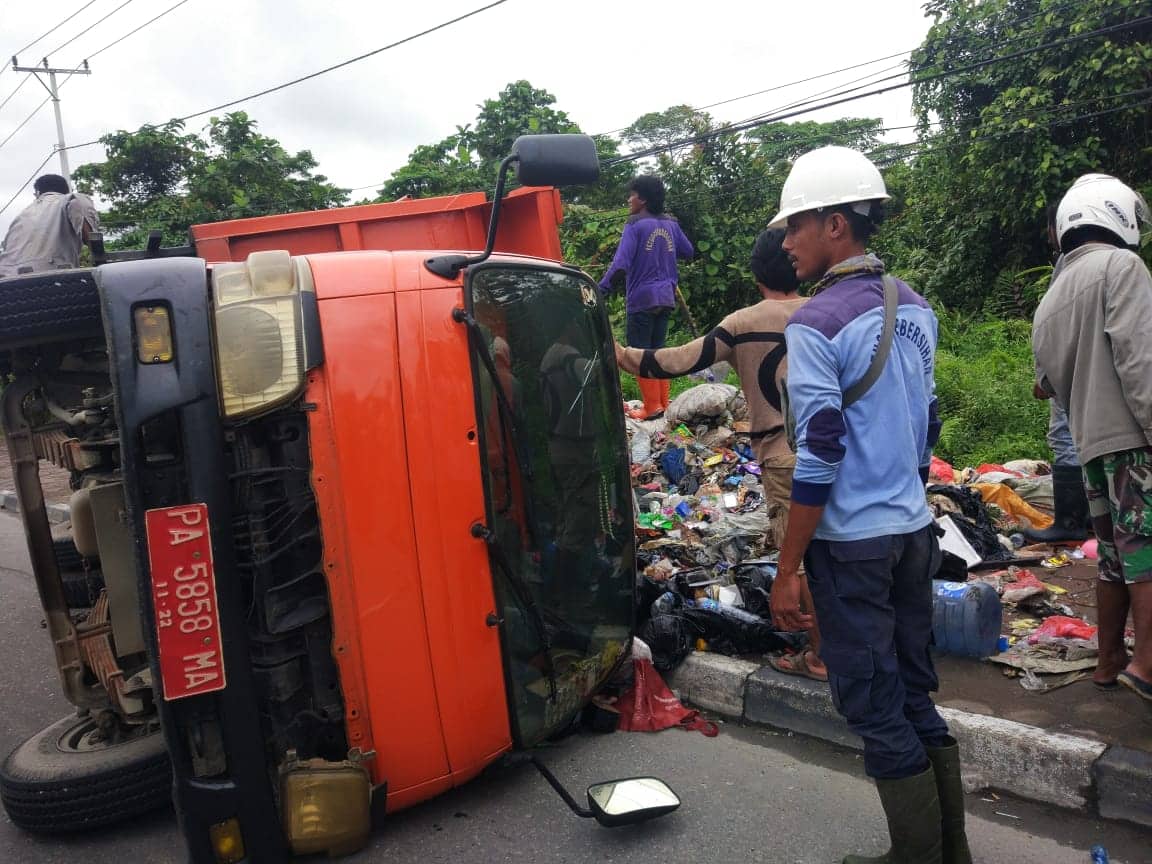 Ilustrasi berita Mimika: Truk Sampah Terguling di Depan Keuskupan Timika, Satu Korban Patah Kaki