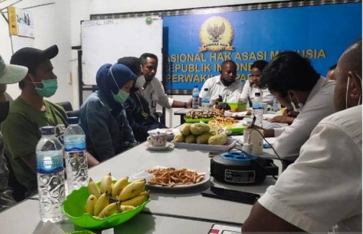 Kepala Kantor Komnas HAM Perwakilan Papua Frits B. Ramandey bersama staf menerima pengaduan tenaga kesehatan korban kekerasan KKB Kiwirok Pegunungan Bintang di Kantor Komnas HAM Papua, Jayapura, Selasa (21/9/2021).