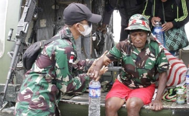 Ilustrasi berita Mimika: Demi Nyawa, Meski Mengabdi Puluhan Tahun, Guru dan Warga Tinggalkan Kiwirok Tumpangi Heli