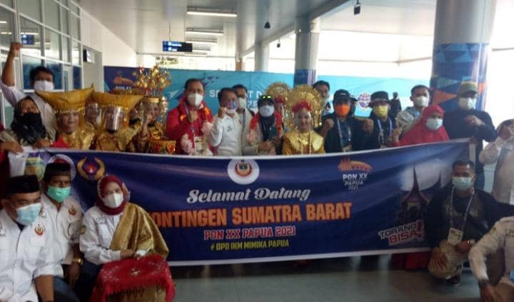 Kontingen PON Sumbar mendarat di Mimika Papua.