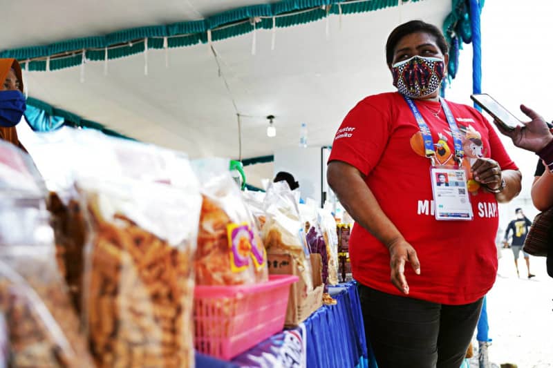Aneka makanan berbahan sagu di salah satu gerai di Mimika