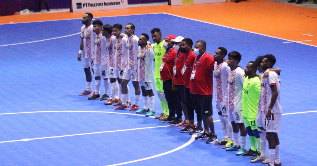 Pemain Tim Futsal Papua menyanyikan lagu kebanggaan ‘Tanah Papua’ sebagai perayaan setelah menang atas Kepulauan Riau dengan skor 6-3 lawan di Venue Futsal PON Klaster Mimika, Jalan Poros SP5, Senin (27/9/2021). Foto: Humas PPM/ Sahirol