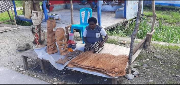 Ilustrasi berita Mimika: Tersisih dari Hingar Bingar PON Papua, Mama-mama dan Seniman Kamoro Gelar Karya Seni di Pinggir Jalan Kampung Mware