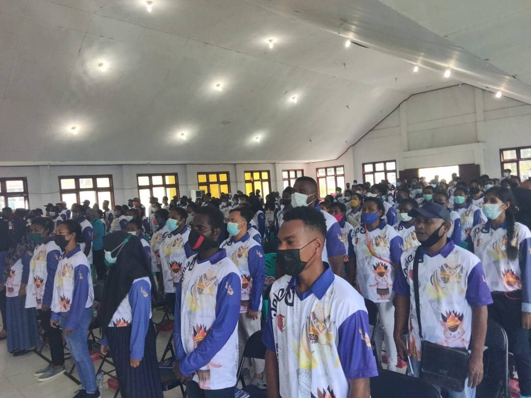 Relawan PON XX mengikuti pembekalan di Aula SMAN 1 Merauke