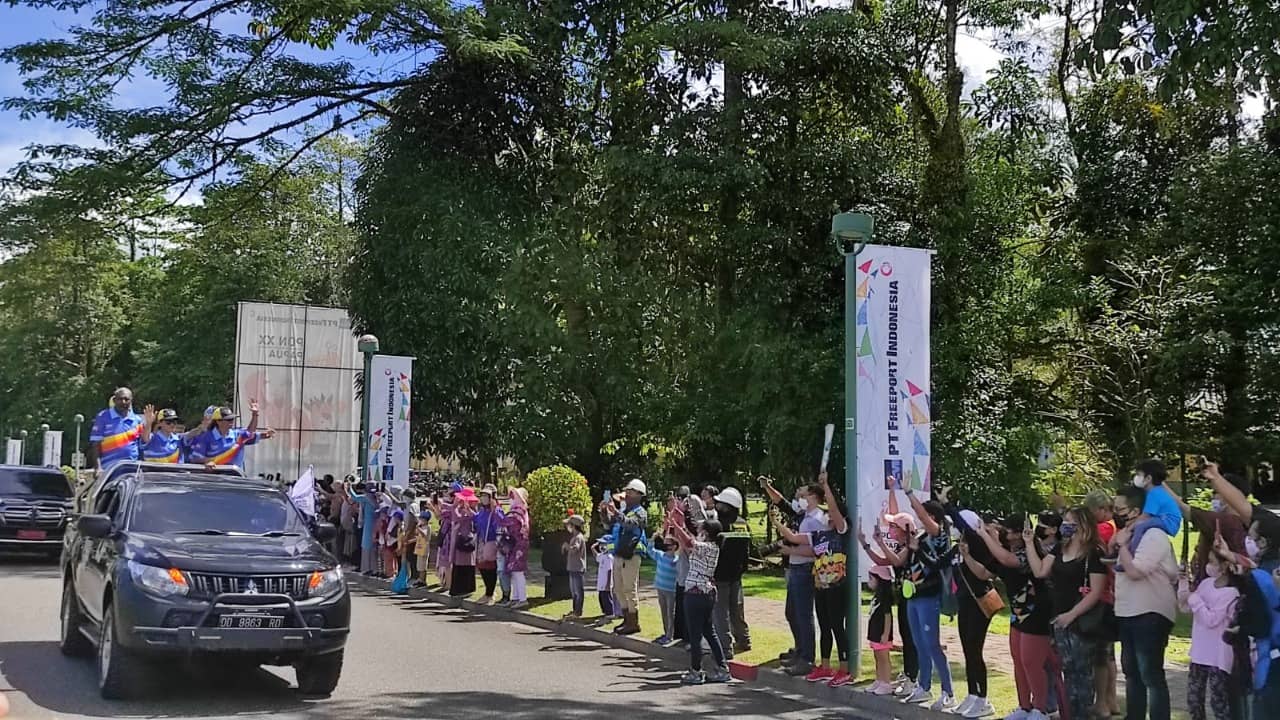 Warga Kuala Kencana, Timika antusiasi menyambut kirab Apin PON XX yang masuk kewilayah Kuala Kencana, Selasa (28/9/2021)/Foto : Shanty Sang/Sianturi