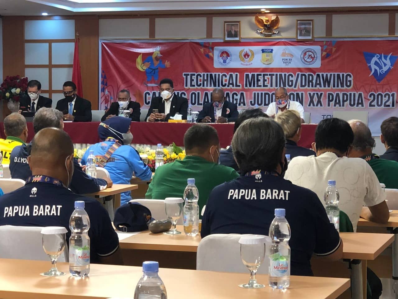 Peserta Cabor Judo mengikuti Technical Meeting dan penarikan undian di Hotel Cenderawasih 66, Selasa (28/9)./ Nathan Making/Humas