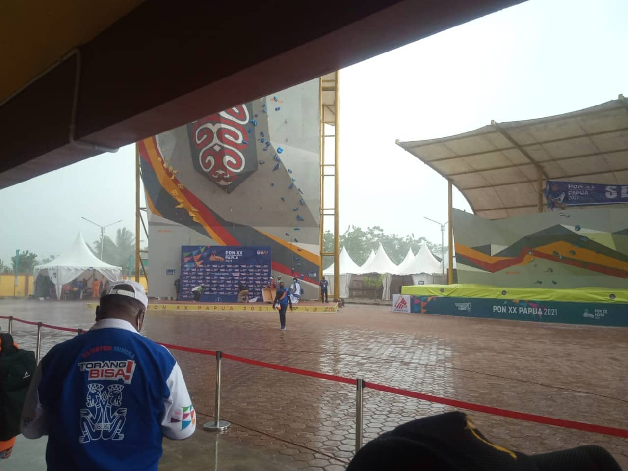 VENUE- Nampak suasana di venue panjat tebing diguyur hujan