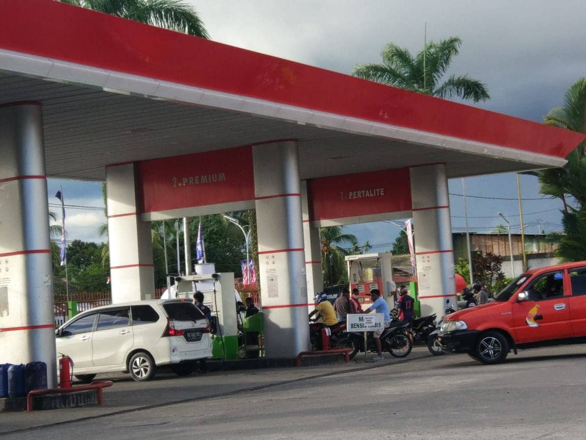 Aktivitas pengisian di SPBU Nawaripi.
