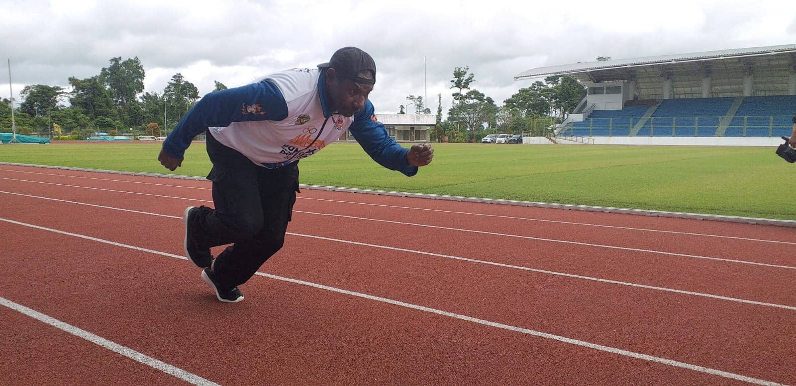 Yulius Uwe yang kini diberdayakan PT Freeport Indonesia untuk mengasah kemampuan atletik anak-anak Papua.