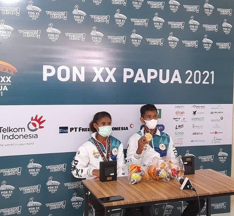 KONFERENSI PERS- Abas dan Nesthy saat gelar jumpa pers di Venue Panjat Tebing, usai penhyerahan medali, Rabu (29/9/2021)/Foto : Yosep Situmorang/HumasPPM
