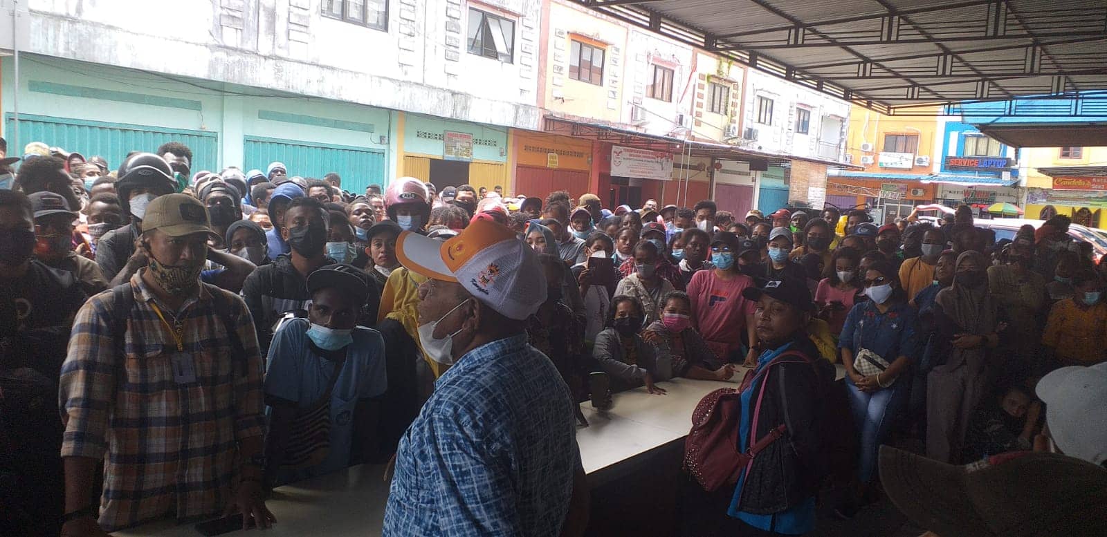 Koordinator Bidang SDM, Agus Hugo Kreey saat menjelaskan prosedur kepada ribuan relawan di Sekretariat SDM.