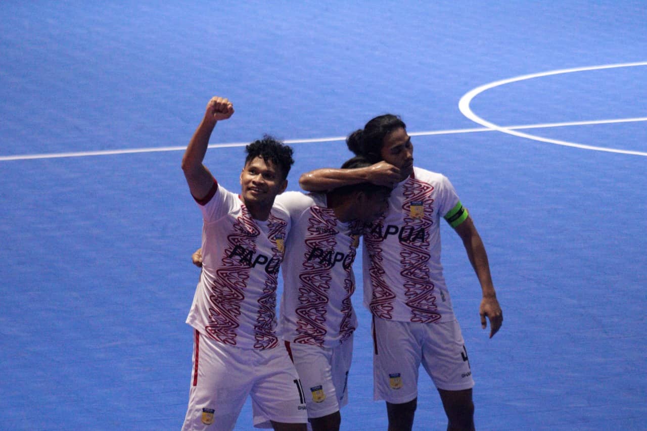 Selebrasi pemain futsal Papua usai membobol gawang Kalimantan Barat pada pertandingan yang digelar di Vanue Futsal PON XX Klaster Mimika, Jalan Poros SP5, Rabu (29/9/2021) Foto: Humas PPM/ Sahirol