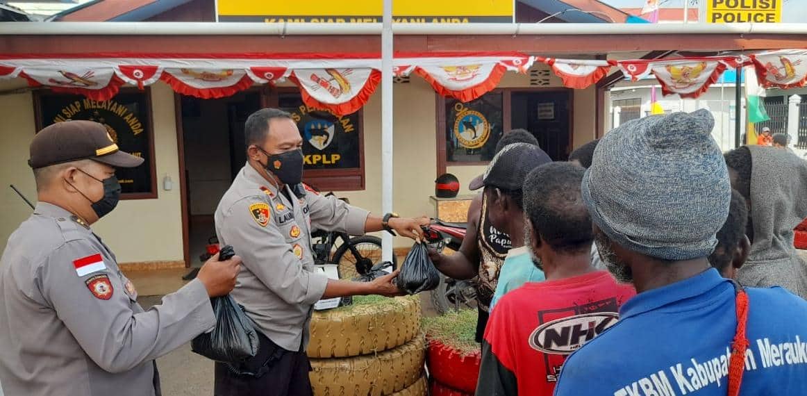 Ilustrasi berita Papua: Polsek Kawasan Pelabuhan Merauke Bagi-Bagi Sembako dan Masker kepada TKBM