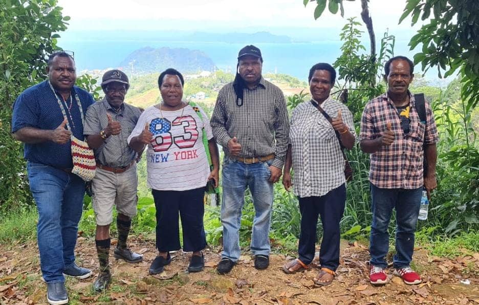 Ketua FPHS Tsingwarop Yafet Manga Beanal bersama pengurus.