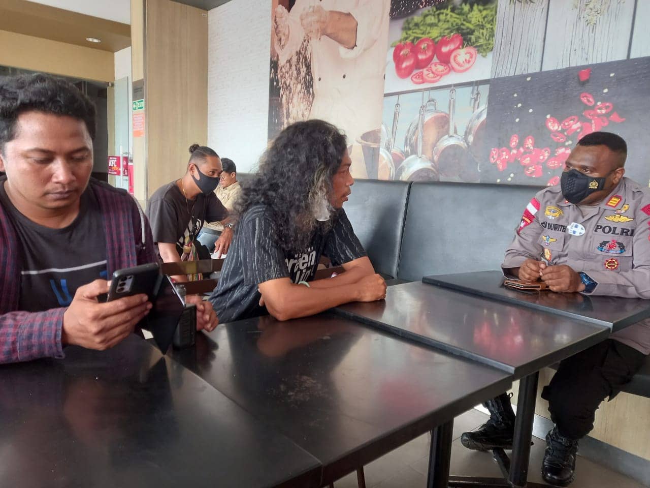 Silaturahmi Danyon Brimob Merauke AKP Clief Gerald dengan wartawan