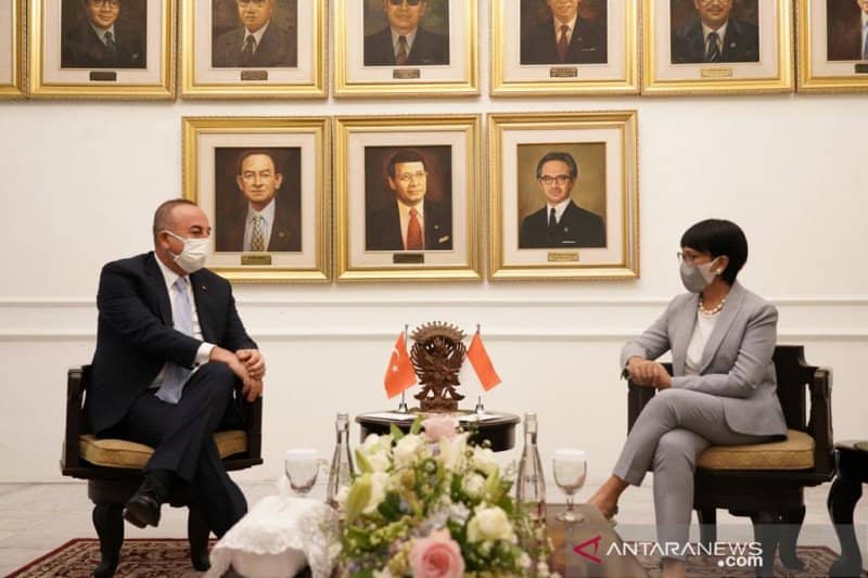 Menteri Luar Negeri Turki Mevlüt Çavuşoğlu (kiri) dan Menteri Luar Negeri Republik Indonesia Retno Marsudi (kanan)