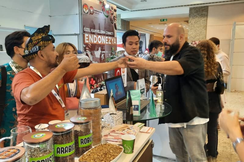 Barista dari Indonesia menyerahkan segelas kopi kepada pengunjung di pameran kopi Coffex Istanbul 2021