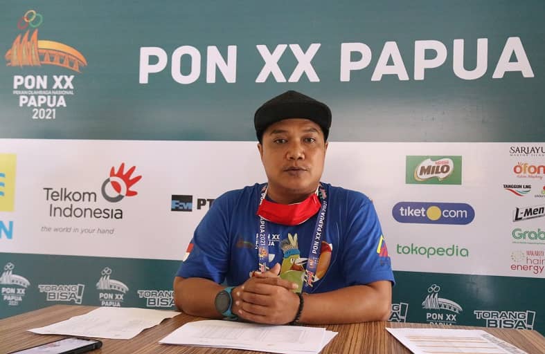 Ketua I PP FPTI yang bertindak sebagai Dewan Hakim, Rudi Fitriano, menyampaikan hasil perlombaan cabang olahraga Panjat Tebing PON XX Papua hari kedua di Venue Panjat Tebing Kompleks Mimika Sport Center, Kabupaten Mimika, Papua, Selasa (28/9/2021). Foto: Humas PPM/Saldi Hermanto