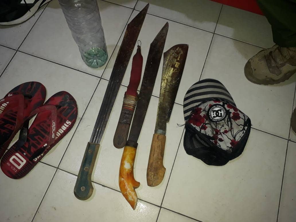 Barang bukti parang yang diamankan polisi.