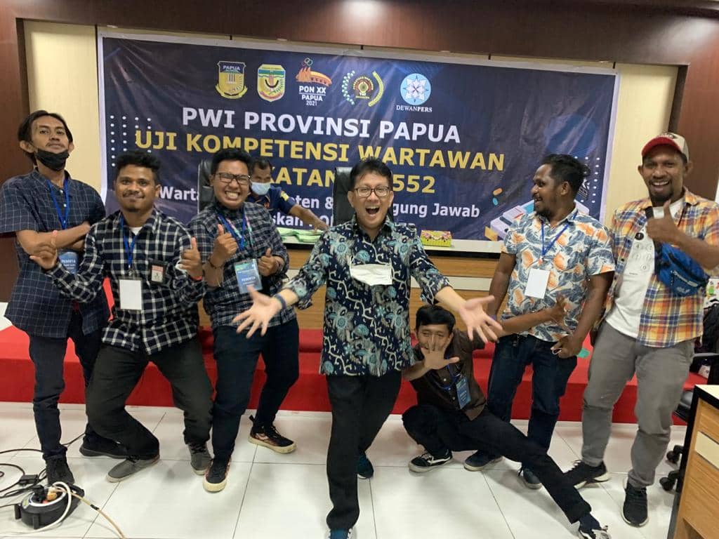 Foto: Sahirol Para penguji yakni Suwardi Tahir, Taufan Pamungkas dan Ishak Matulessy berpose bersama Peserta UKW Angkatan 552 Timika.