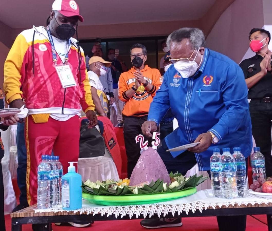 Bupati Mimika saat memotong tumpeng kejutan dari Ketua Umum Cabor Tarung Derajat Mimika. Foto : Humas PPM/Kristin Rejang