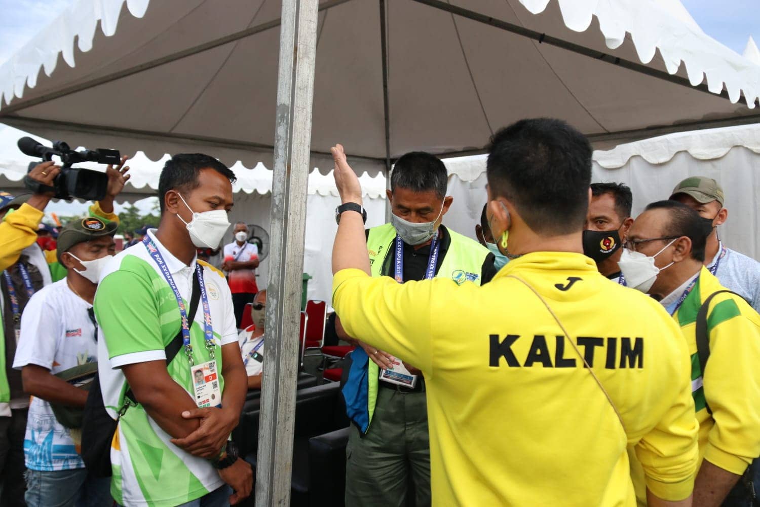 Kontingen Kalimantan Timur (Kaltim) saat memprotes Technical Delegate dan Panpel Cabor Terjun Payung untuk mengundur UPP sampai ada keputusan resmi atas upaya banding mereka ke Dewan Hakim PB PON XX. Protes dilakukan di venue terjun payung halaman Kantor Pusat Pemerintahan Kabupaten Mimika, Papua, Kamis (14/10/2021). Foto: Saldi Hermanto/Humas PPM