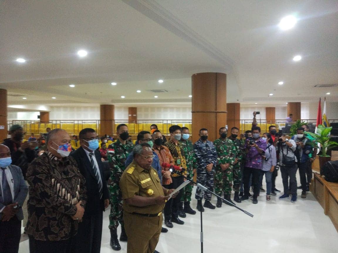 Bupati Mimika Eltinus Omaleng saat melantik badan pengurus PGGM Mimika.