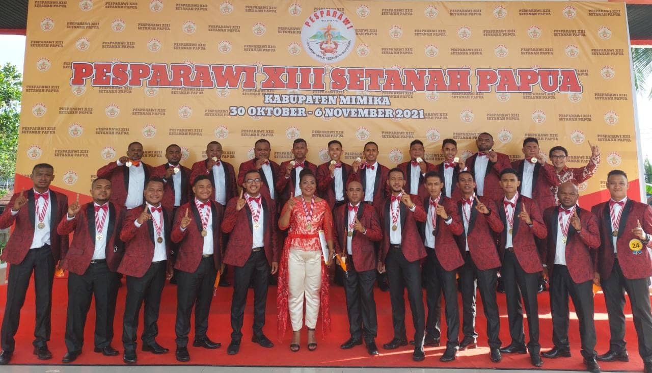Kontingen Kabupaten Jayapura, salah satu penerima medali emas pada kategori paduan suara pria Pesparawi XIII di Graha Eme Neme Yauware, Senin (1/11/2021). Foto: Elia Soenari/ PPD Pesparawi XIII