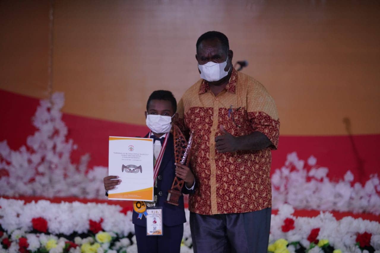Bupati Asmat, Elisa Kambu bersama peraih medali emas lomba solo anak 7-9 tahun. Foto: Sevianto Pakiding/PPD Pesparawi XIII