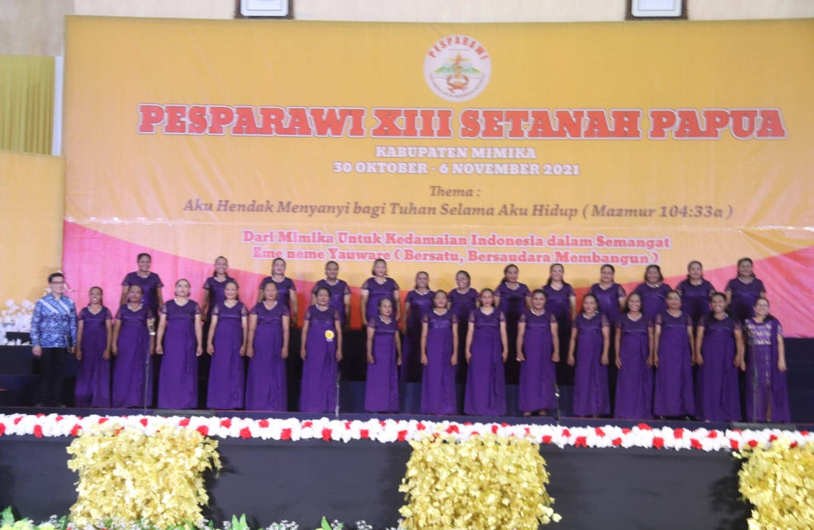 Kontingen Biak Numfor meraih medali emas dan poin tertinggi pada kategori Paduan Suara Wanita Pesparawi XIII di Gedung Eme Neme, Selasa (2/11/2021). Foto: George Raturoma/ PPD Pesparawi XIII