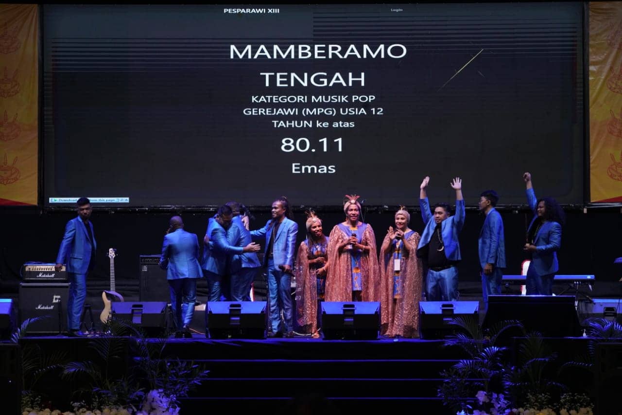 Kontingen Mamberamo Tengah meraih emas dengan perolehan 80,11 poin kategori Musik Pop Gerejawi (MPG) usia 12 tahun ke atas pada Pesparawi XIII se-Tanah Papua, berlangsung di lapangan basket MSC Timika, Selasa (2/11/2021). Sevianto Pakiding / PPD Pesparawi XIII