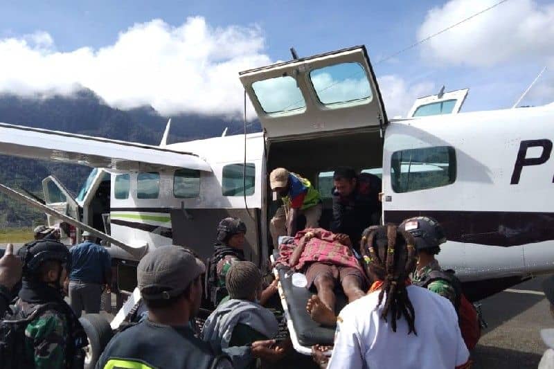 Agustina Hondau (24 tahun) korban luka tembak di sekitar Kampung Mamba, Rabu (10/11) dievakuasi ke Timika untuk mendapatkan perawatan.