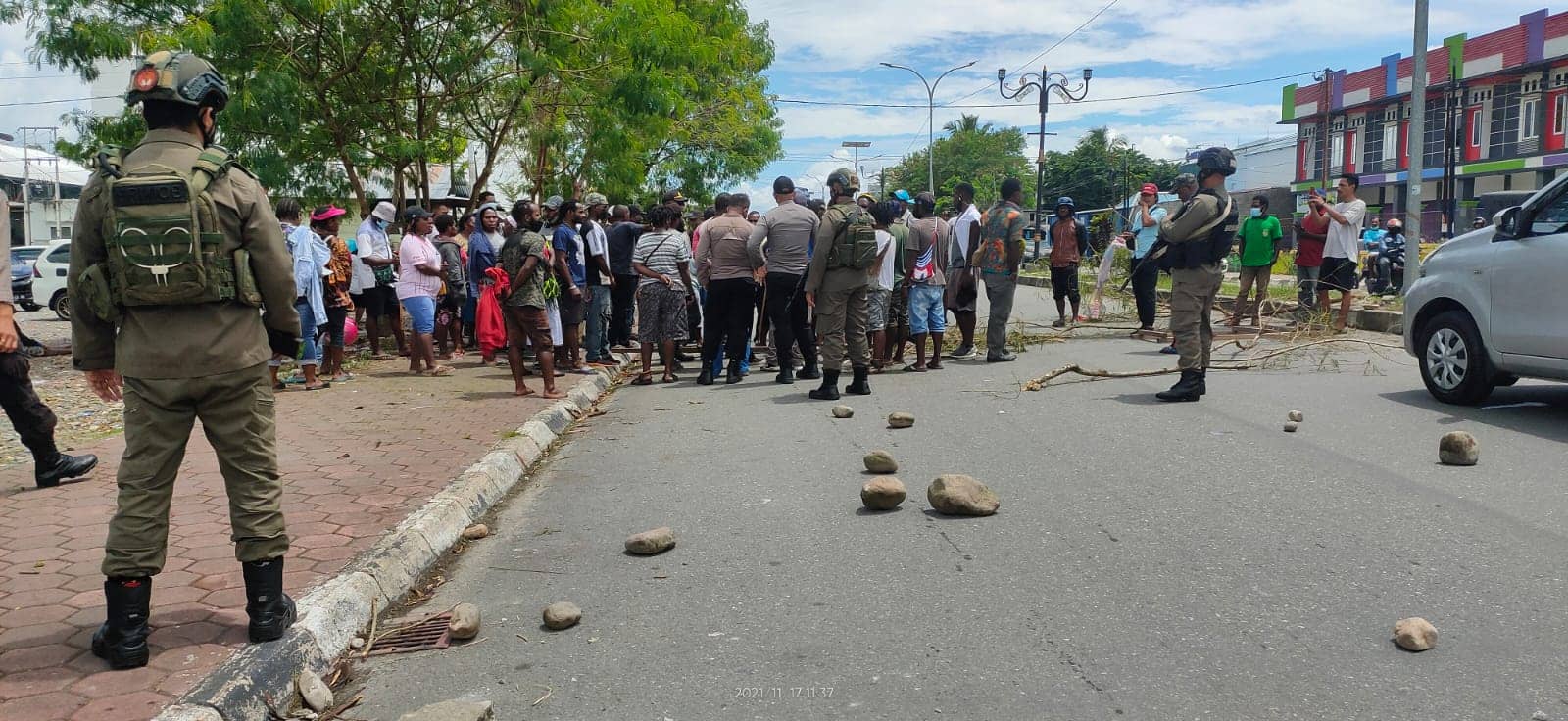 Warga Melakukan Pemalangan Jalan di jln Cenderawasih Timika